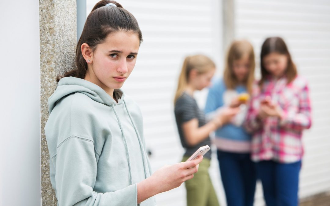 הרואים ואינם נראים – על חרדה חברתית בגיל הנעורים